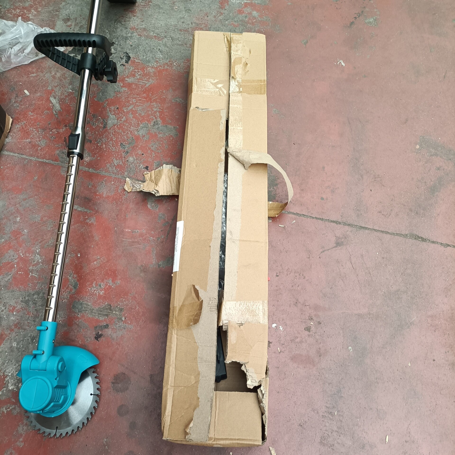 Débroussailleuse, coupe bordure électrique,2 batteries.