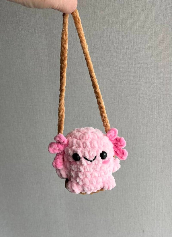 Gehaakte axolotl op een schommel