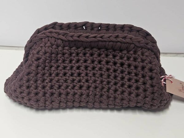 Borsa clutch marrone intrecciata in lycra – Sereniu®