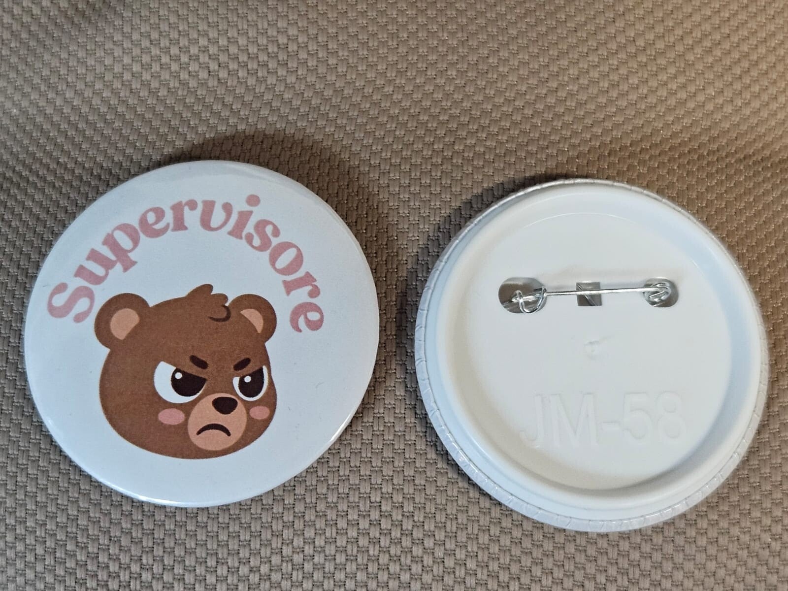 Spilletta "Supervisore" Sereniu® – L’Orsetto Che Ti Tiene d’Occhio! 🐻💢