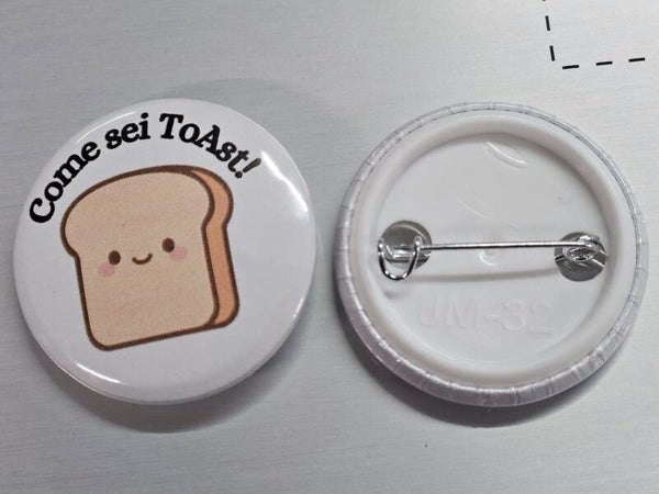 Spilletta "Come sei ToAst!" – 32mm Sereniu®