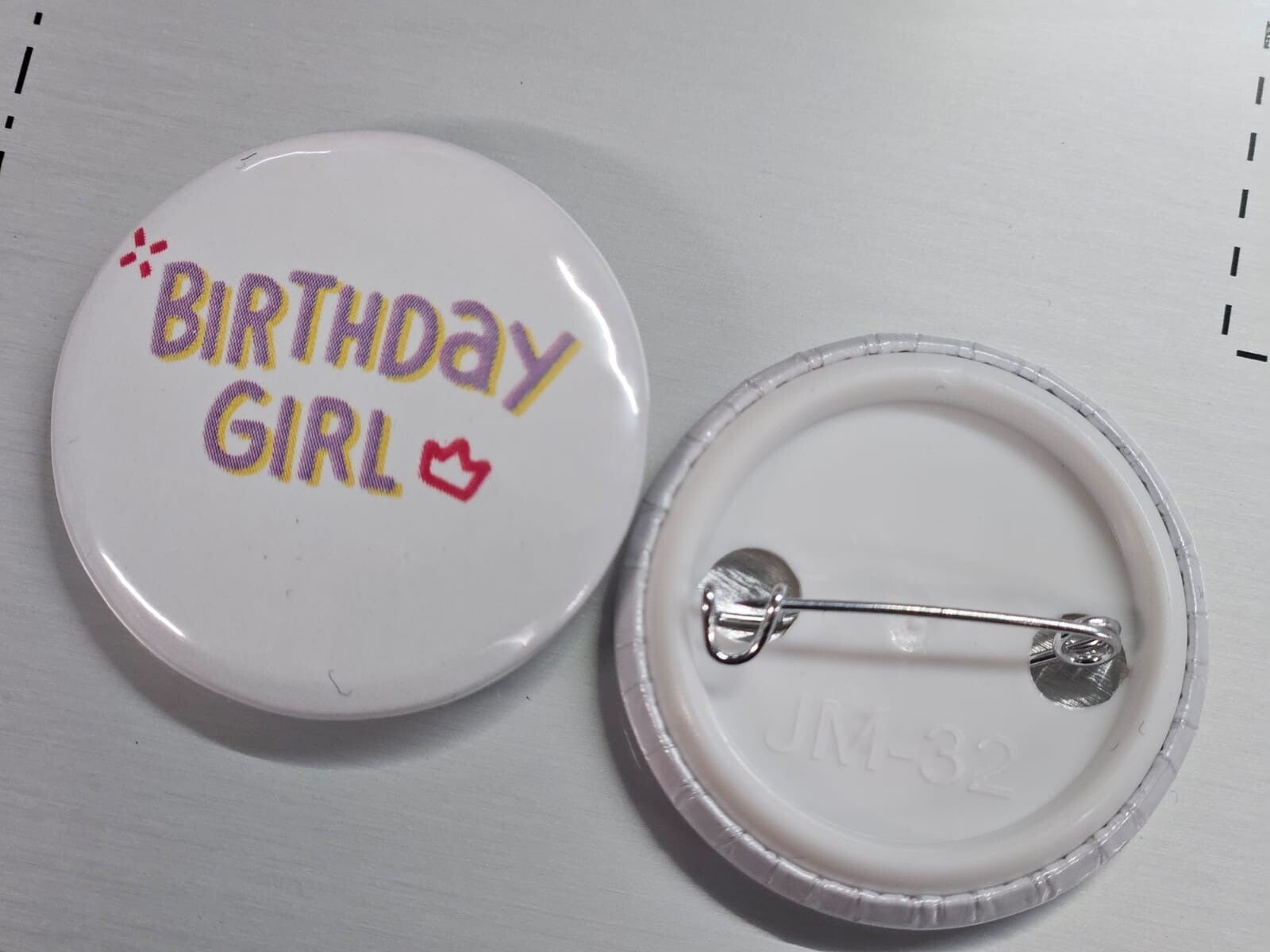 Spilletta "Birthday Girl" – 32mm Sereniu®