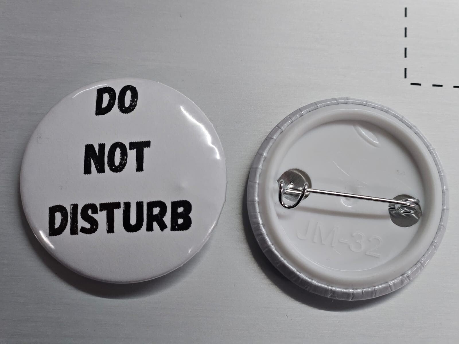 Spilletta "Do Not Disturb" – 32mm Sereniu®
