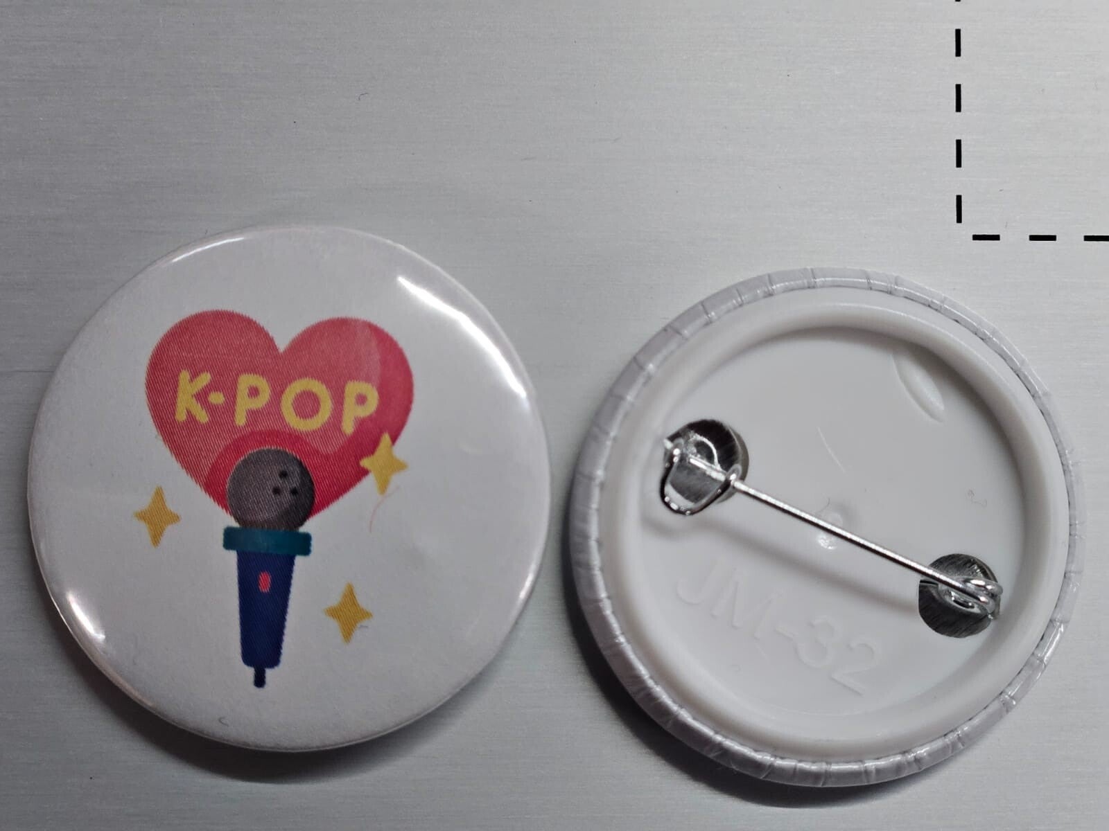 Spilletta "K-POP Heart & Mic" – 32mm Sereniu®