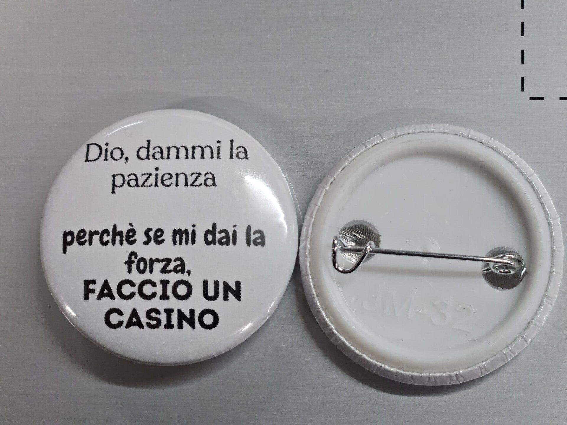 Spilletta "Dio, dammi la pazienza" 32mm Sereniu®