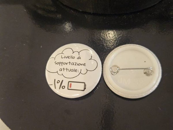 Spilletta Ironica "Livello di Sopportazione: -1%" 32mm – Sereniu®