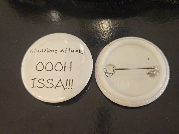 Spilletta Divertente "Situazione attuale: OOOH ISSA!!!" 32mm – Sereniu®