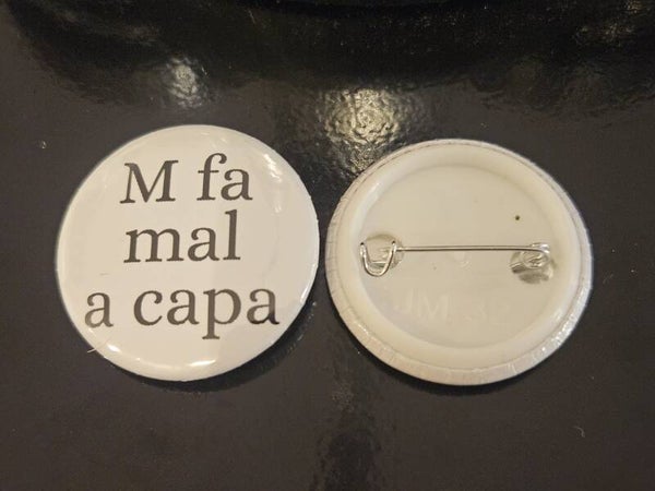 Spilletta Simpatica "M fa mal a capa" 32mm – Sereniu®