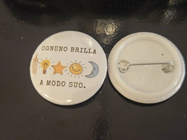 Spilletta Motivazionale "Ognuno Brilla a Modo Suo" 32mm – Sereniu®