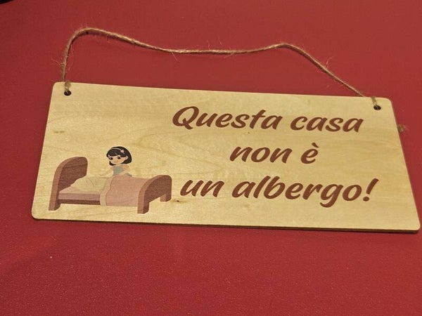 Targhetta Simpatica in Legno "Questa casa non è un albergo!" – Sereniu®