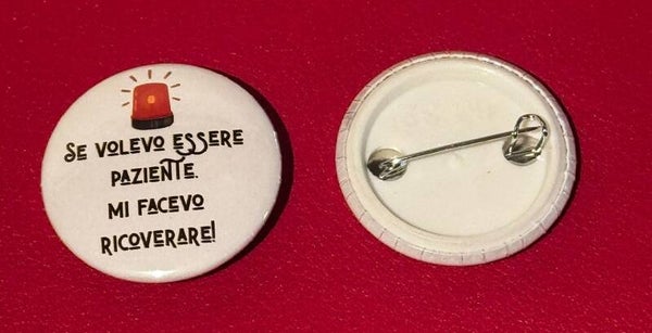 Spilletta "Anche meno" 32mm – Grafica Esclusiva Sereniu®