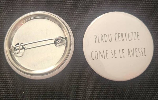 Spilletta "Perdo certezze come se le avessi" Sereniu® – 32mm
