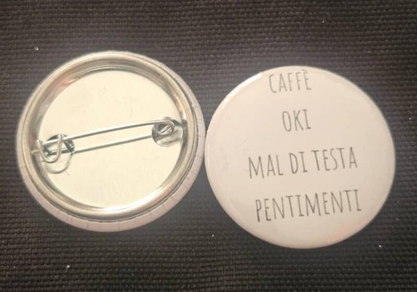 Spilletta "Caffè, Oki, Mal di testa, Pentimenti" Sereniu® – 32mm