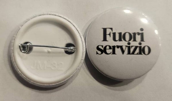 Spilletta Ironica "Fuori Servizio" Sereniu® – 32 mm