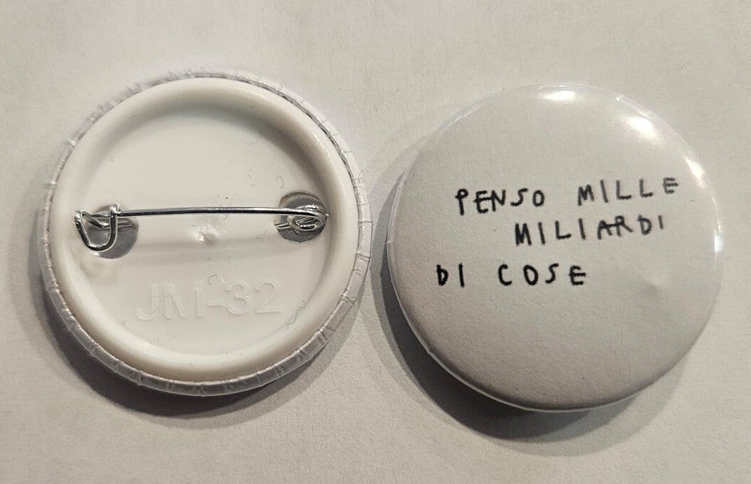 Spilletta con Scritta "PENSO MILLE MILIARDI DI COSE" Sereniu® – 32 mm