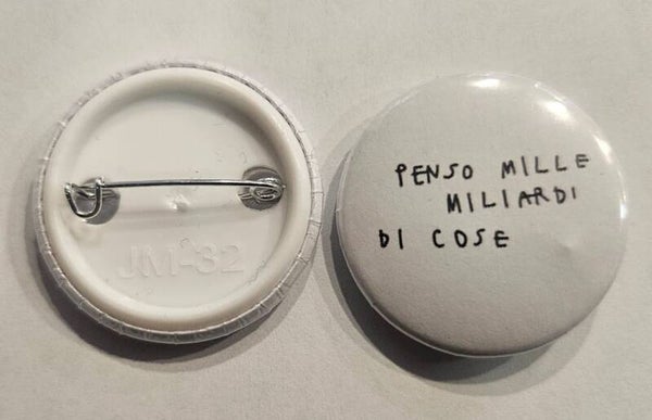 Spilletta con Scritta "PENSO MILLE MILIARDI DI COSE" Sereniu® – 32 mm