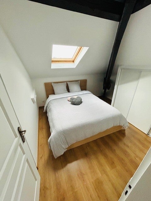 studio avec bureau, salle de bain et kitchenette, situé près du jardin