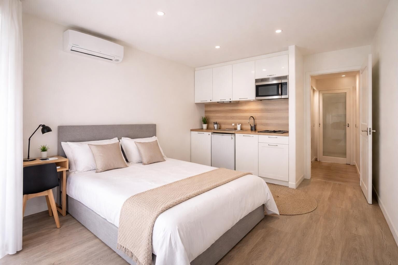 studio avec bureau salle de bain et kitchenette