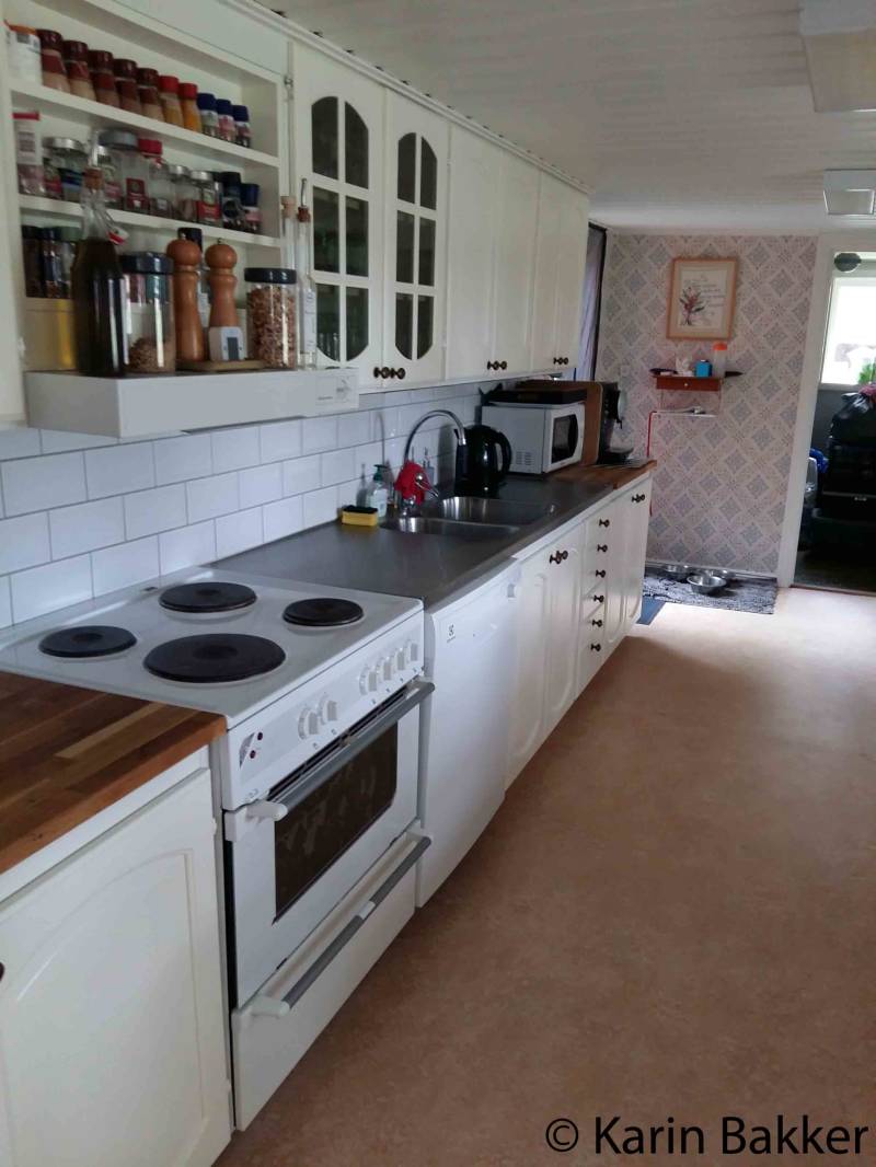 Keuken met zicht op de bijkeuken