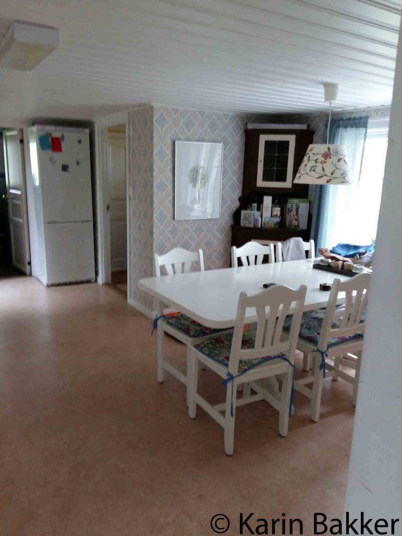 Eettafel in de keuken, zicht op de badkamer