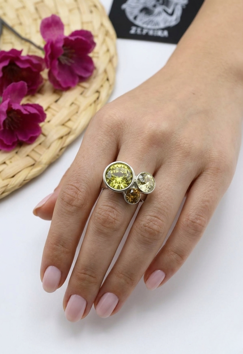 Elegante ring met drie schitterende stenen