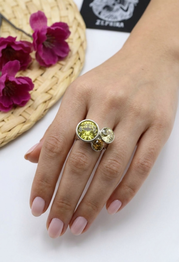 Elegante ring met drie schitterende stenen