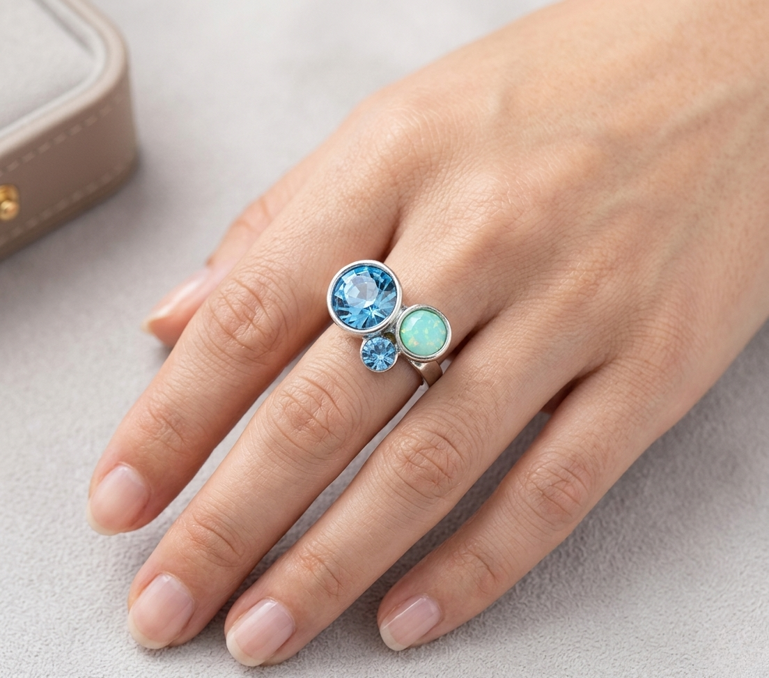 Betoverende ring met blauwe en groene edelstenen!