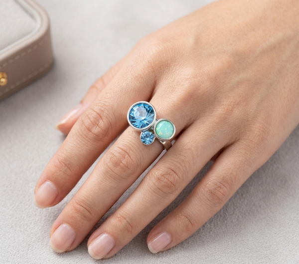 Betoverende ring met blauwe en groene edelstenen!