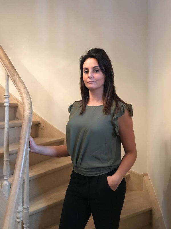 Kaki blousje met open rug.