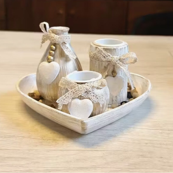 Hartvormig schaaltje met kaarthouders en een vaasje