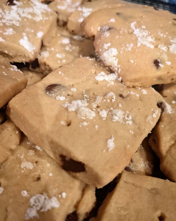 Peanut Butter Chocolate Chip Shortbread Cookies 