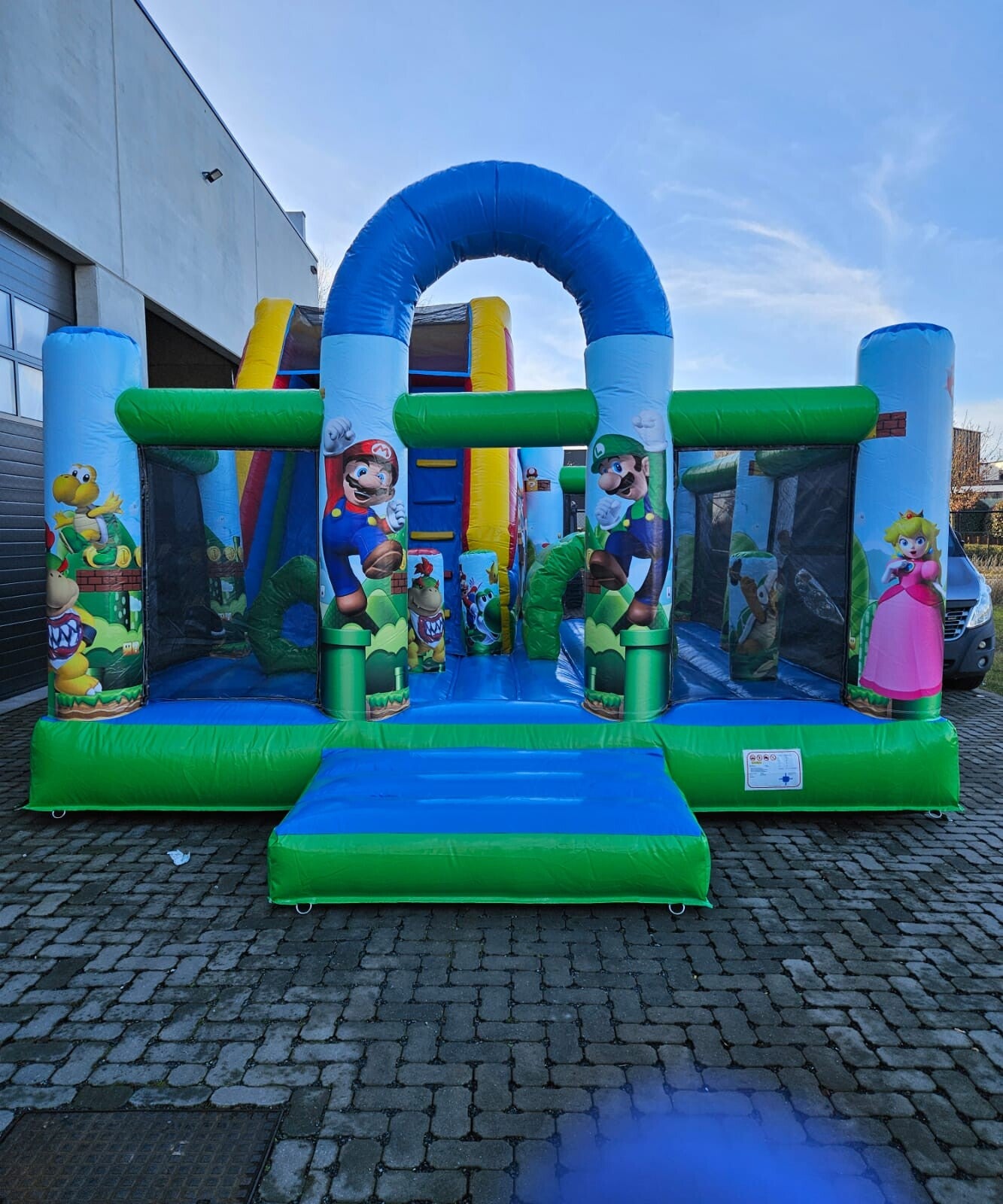 Stoer Loodgieter Brigade springkasteel met glijbaan thema videogame en superhelden huren in Genk en Limburg - Cosmo's Verhuur