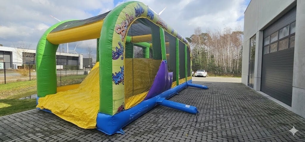 Springkasteel hindernisbaan huren bij Cosmos Genk voor evenementen en feestjes - 30M