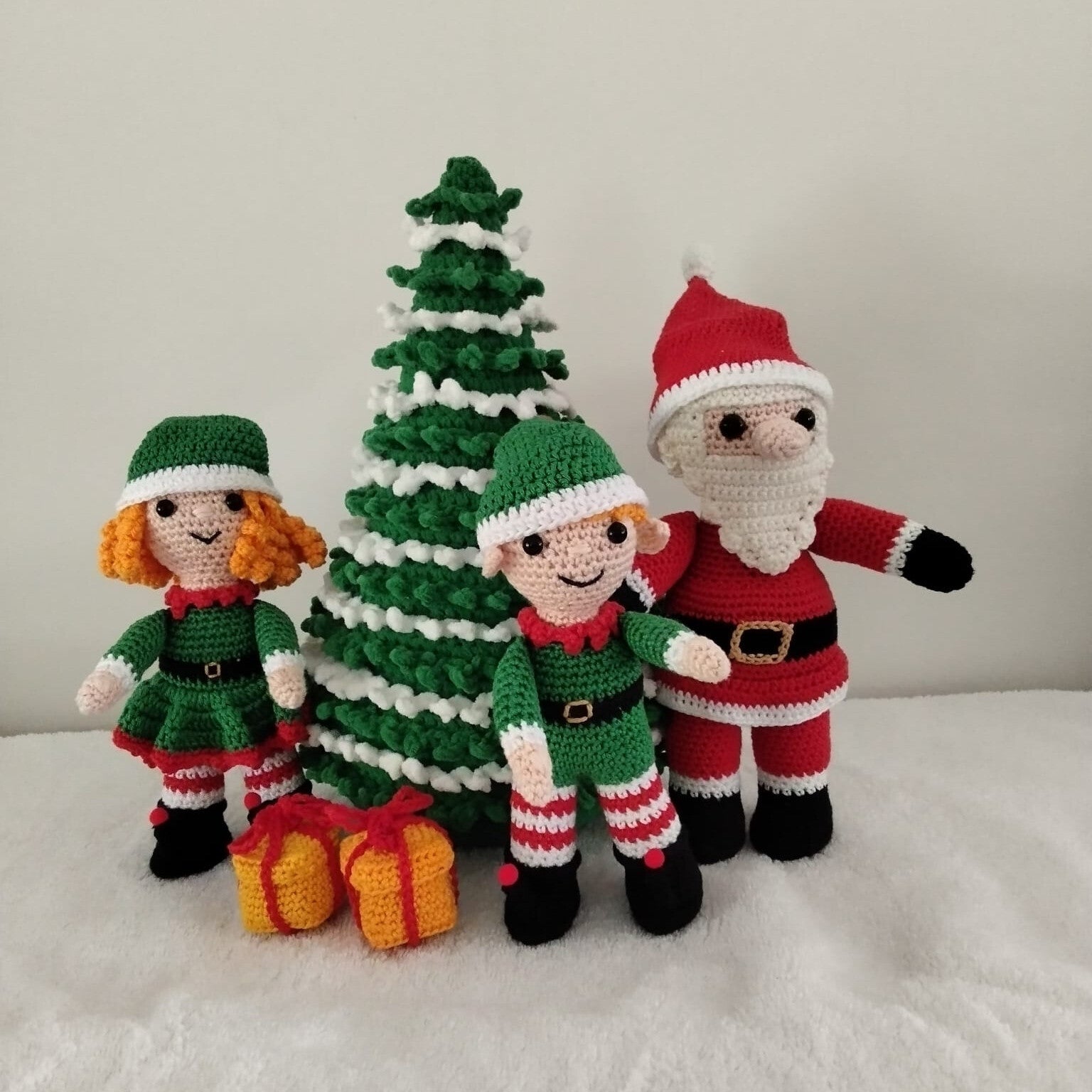 Gehaakte kerstman met kerstboom en elfjes