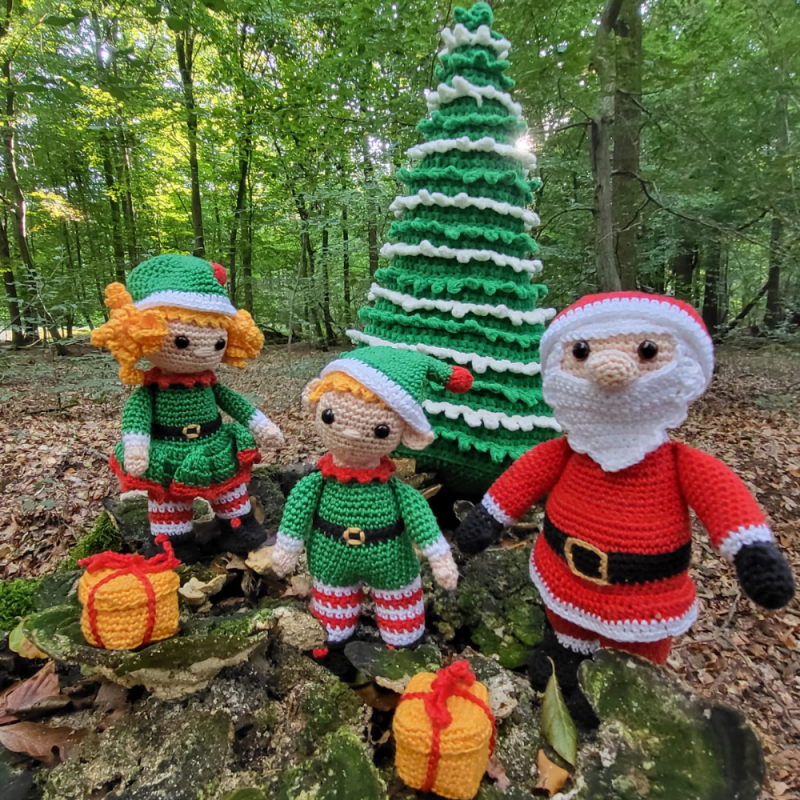 Gehaakte kerstman met kerstboom en elfjes