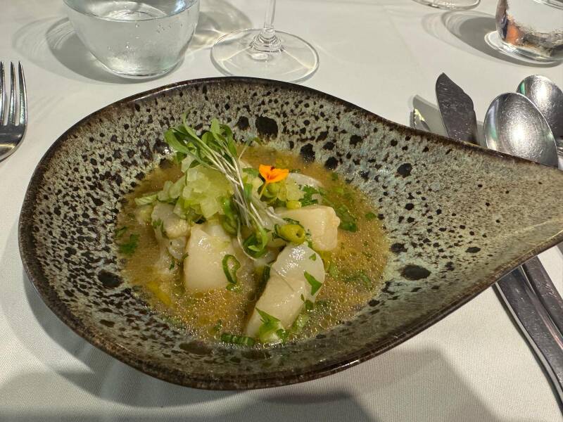 Jakobsmuschel-Ceviche mit Guayonje-Rotzwiebeln und Koriander