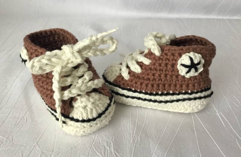 Gehaakte babysneakers converse/all stars