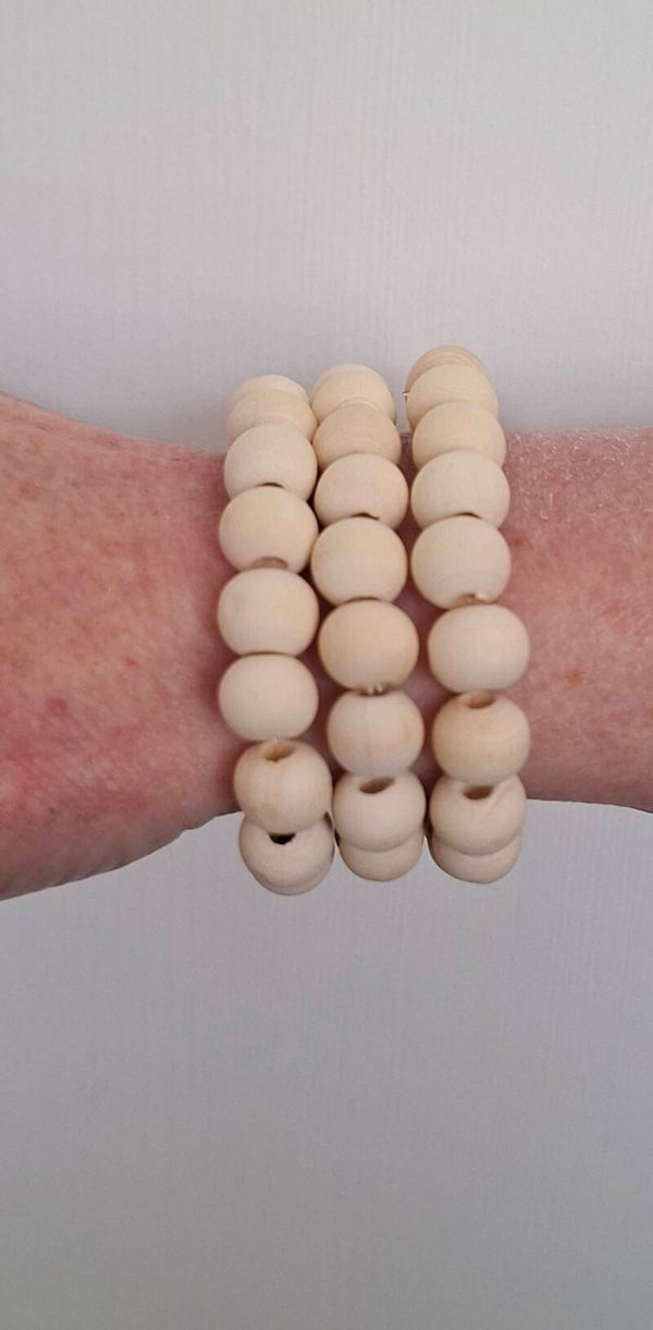 4 sets van 3 elastische armbanden van houten kralen. Prijs per set: (Zie details)