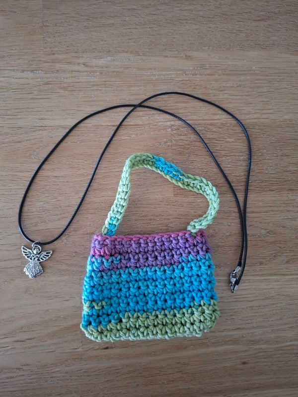Gehaakt zakje met engeltje, schelpjes of bloemetje. Zie details.