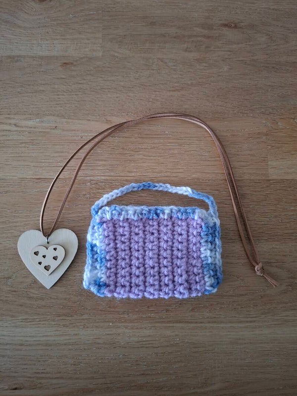 Diverse gehaakte zakjes met houten hartje. ( Zie details )