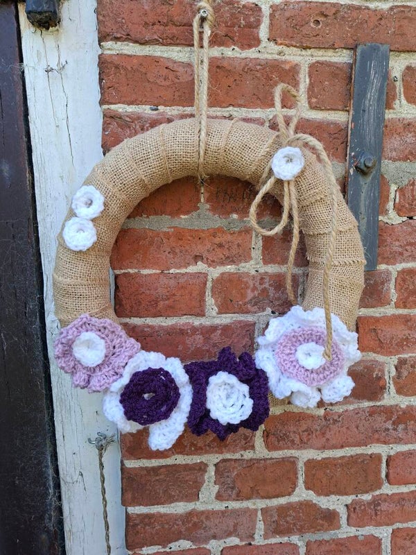 Krans met gehaakte bloemen