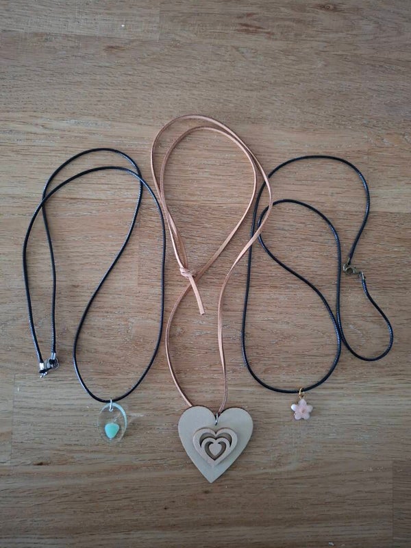 4 verschillende sets van 3 halskettingen van leer met diverse hangers. (zie omschrijving)