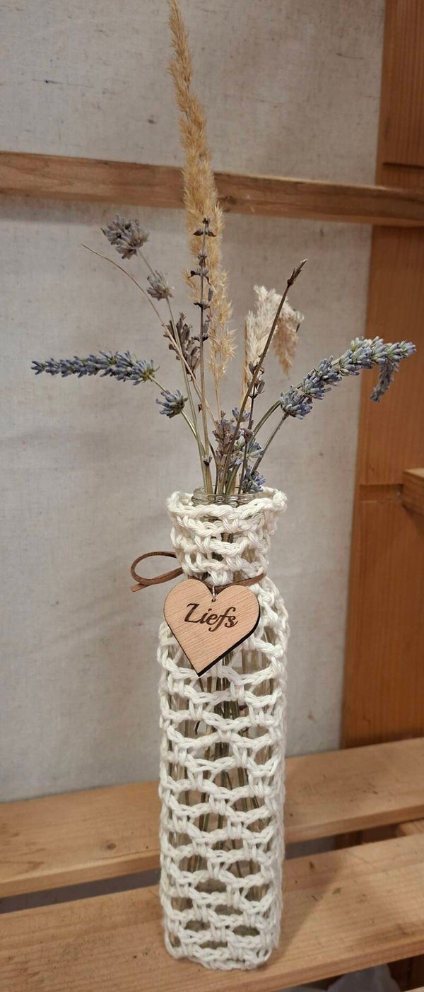 Gehaakt flesje met siergras, lavendel en houten hartje.