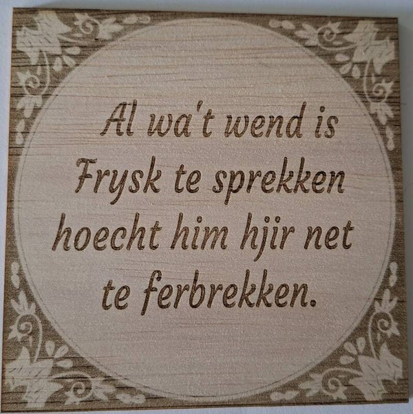 Friese houten tekstbordjes.