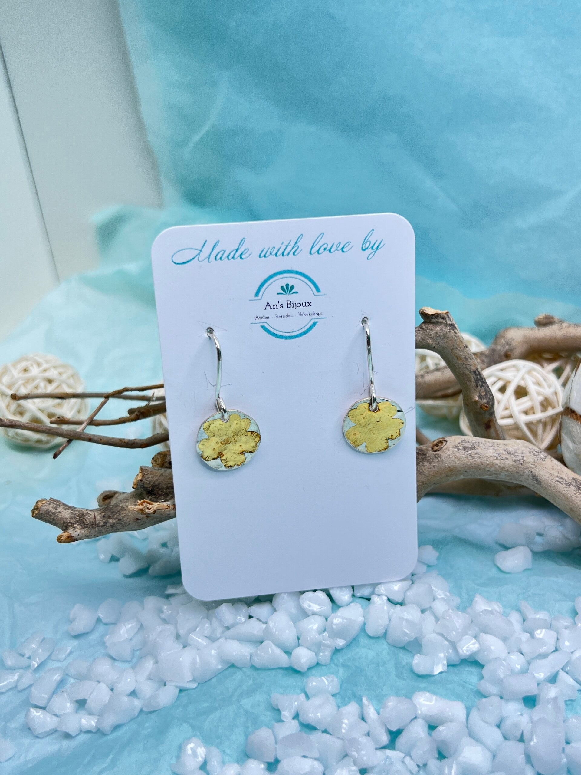 Oorbellen: bloem met bladgoud