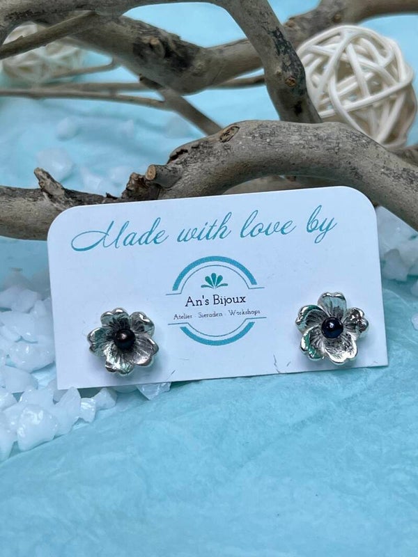 Oorbellen: stekers bloem