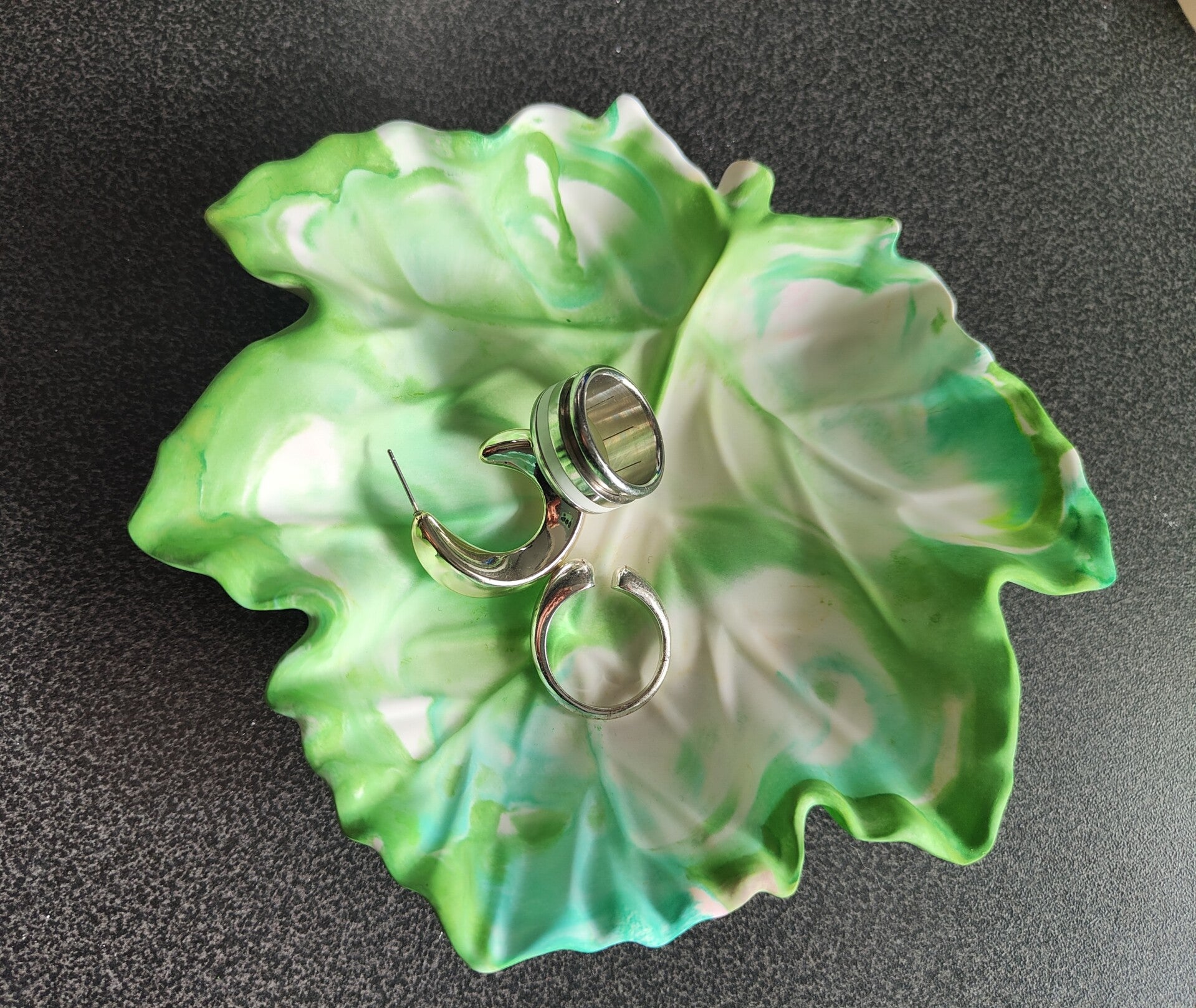 Assiette feuille en résine aqua – Déco ou usage alimentaire