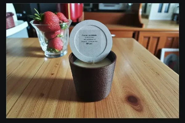Bougie parfumée Fraise Cardamome – artisanale & écoresponsable