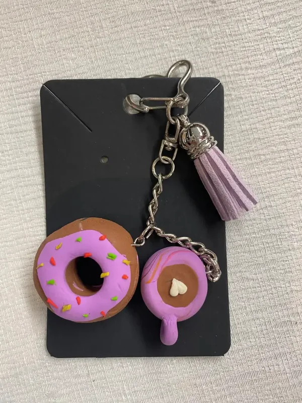 Porte-clés Gourmand Donut & Café – Violet (fait main)