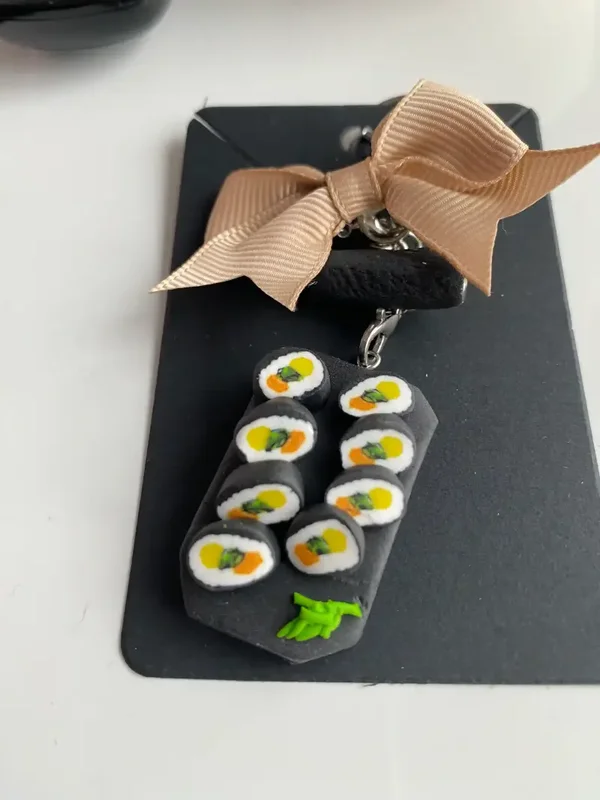Bag Charm Plateau de Sushi & Wasabi – Bijou de sac artisanal en Fimo fait main